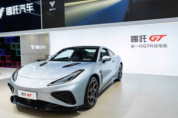 佛山127哪吒汽车在智能汽车领域的表现，领途汽车在新能源汽车市场中的影响力